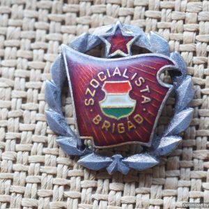 SMGL-2491 HUNGAR REWARD BADGE SOCIALIST BRIGADE BRONZE PIN "SZOCIALISTA BRIGAD" 1949-1951
