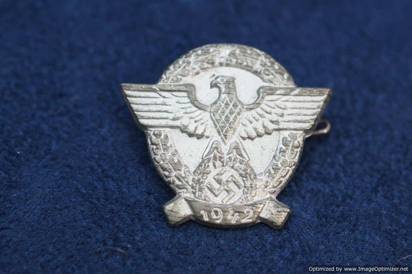 SMGQ-0103 Day of the police 1942 pin