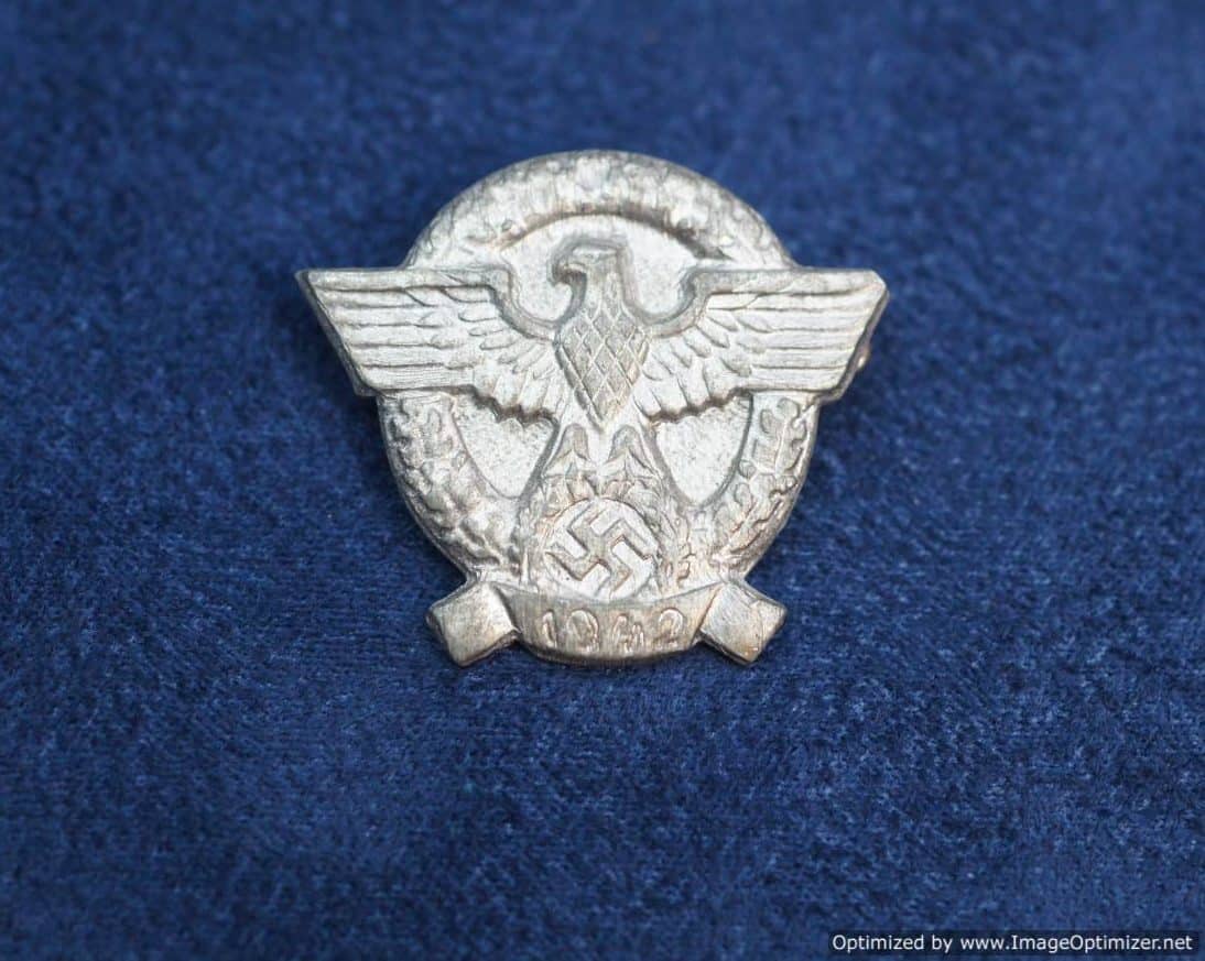 SMGQ-0182 Day of the police pin