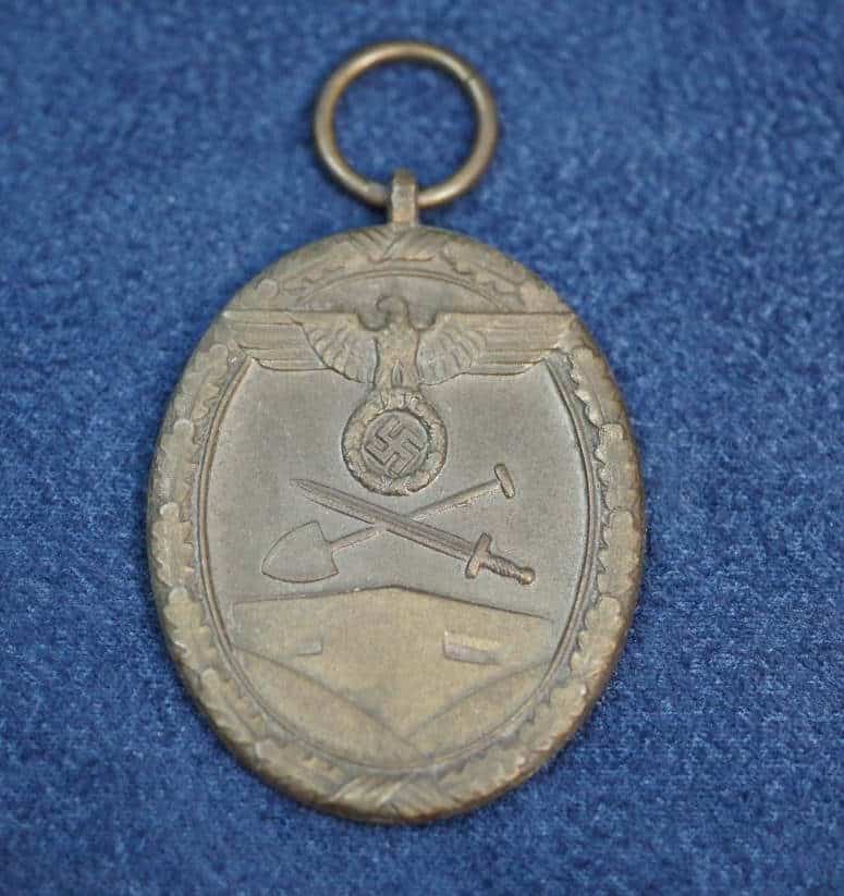 SMGQ-0235 West Wall Medal L15 marked