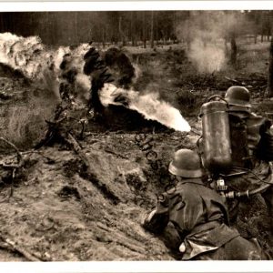 SMGQ-0148 pioniere mit flammenwerfer im grabenkampf postcard