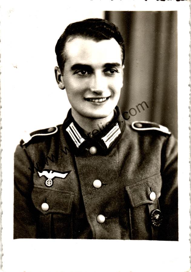 SMGQ-0154 Heer Soldier with Black Wound badge photo