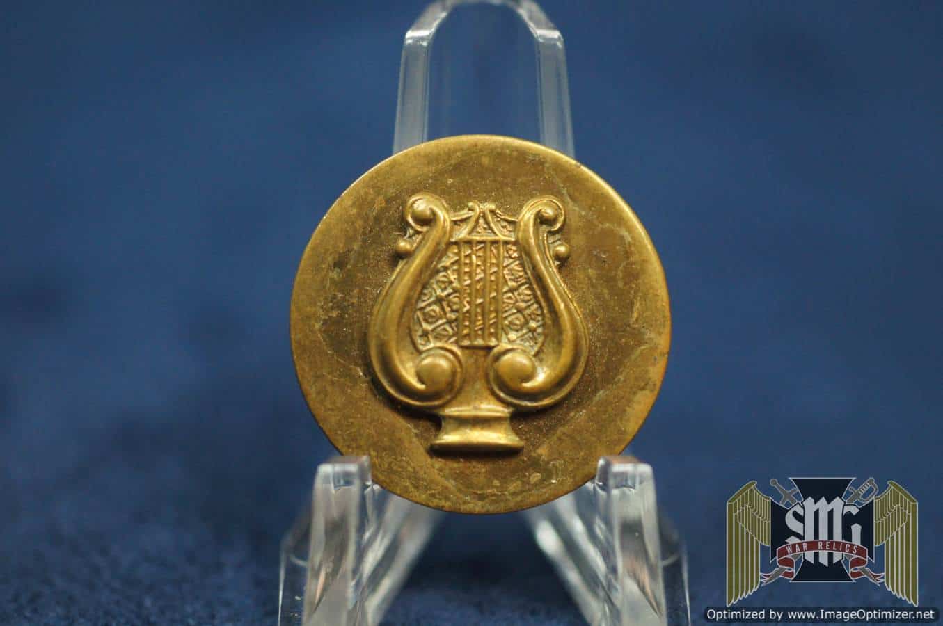 U.S. WWII Early screw back type Musicians Collar Disc