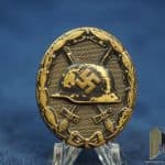 Early Black wound badge w/broken catch
