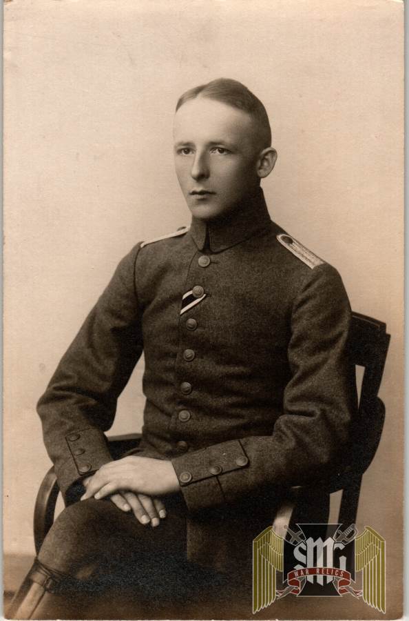 SMGM-3498 WW1 German Officer EK2 postcard
