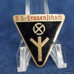 Frauenschaft 30x31mm badge by Hans Doppler
