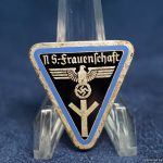 SMGN-0024Essential Staff Frauenschaft pin 30x29mm RZM m1/120