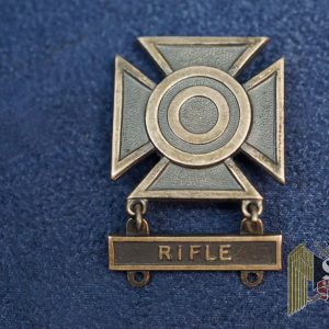 US WW2 era Sharp Shooter Badge with Rifle Qualification