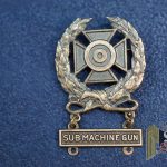 US WW2 era Expert Qualification Badge with Submachine gun bar