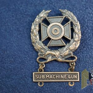 US WW2 era Expert Qualification Badge with Submachine gun bar