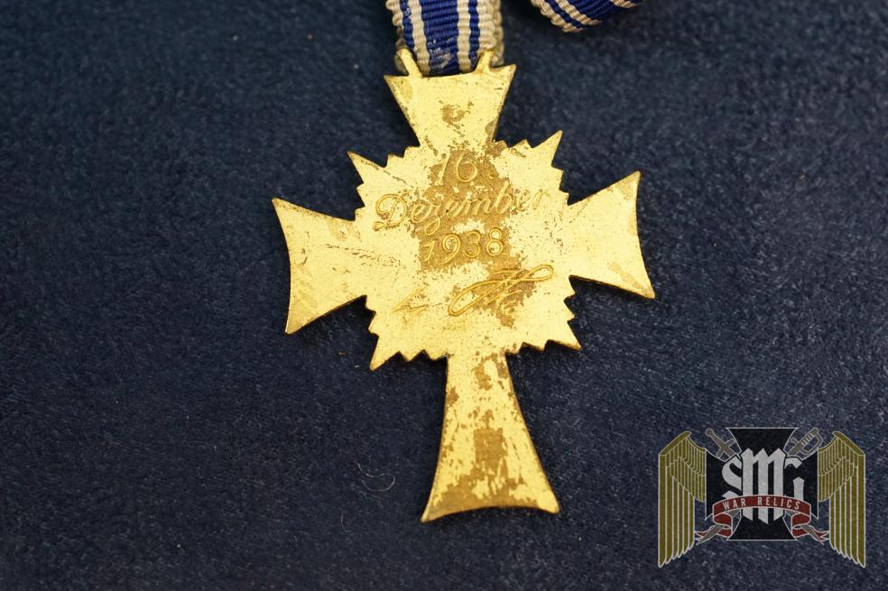 Cased Mother's Cross In Gold