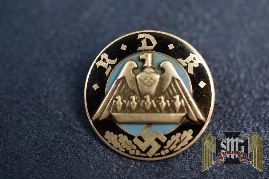 RDK Member badge with two-piece construction