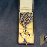 Cased Mother's cross in Gold by Hauschild