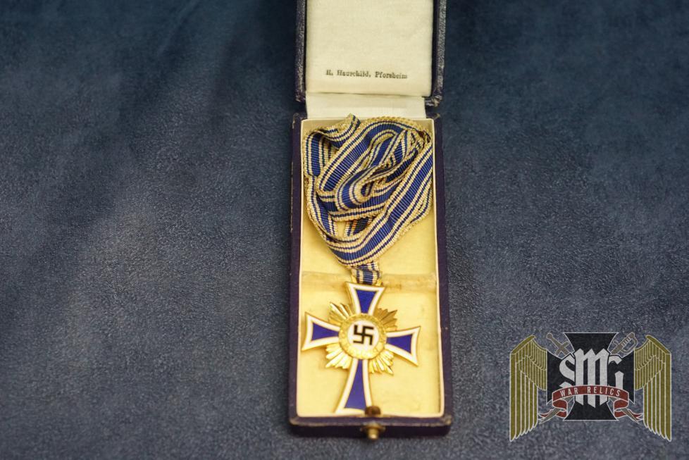 Cased Mother's cross in Gold by Hauschild