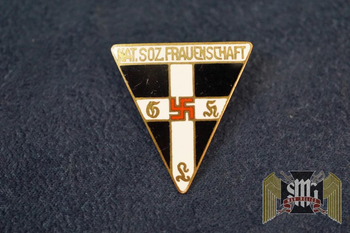 Frauenschaft 27x25mm badge