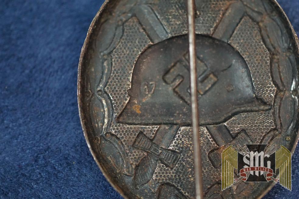 Black Wound badge by Robert Kreisel marked 67