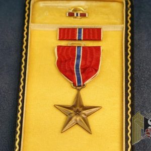 WW2 Era Cased Bronze star w/ribbon bar and lapel pin