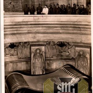Der Fuhrer am Grabe Napoleons Postcard