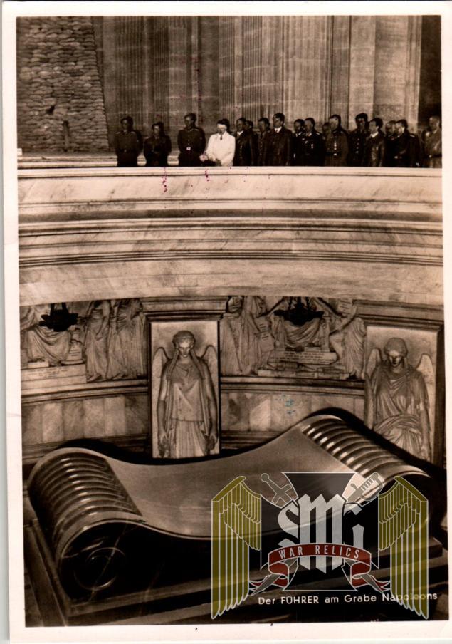 Der Fuhrer am Grabe Napoleons Postcard