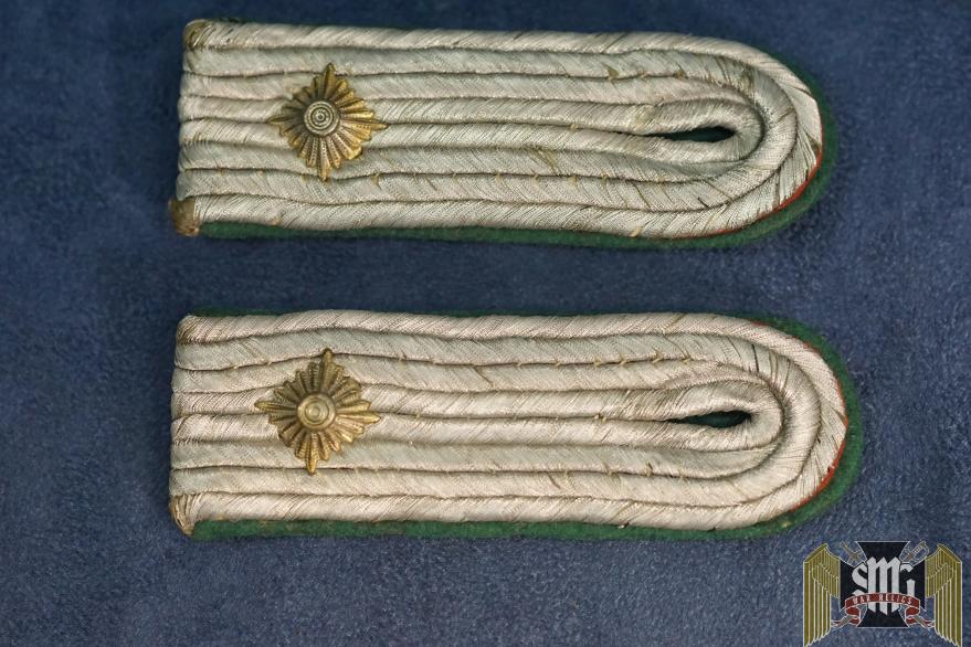 Leutnant Shoulder boards for Heer Artillery Admin