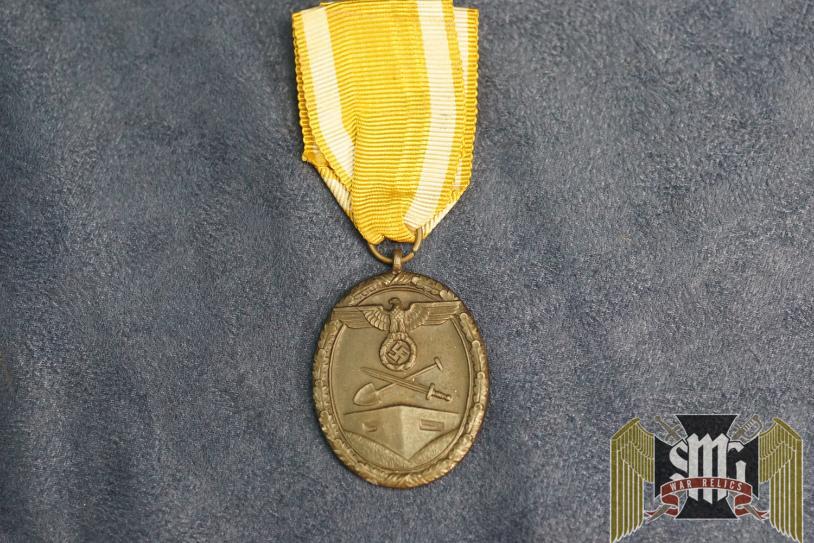 West Wall Medal Early type
