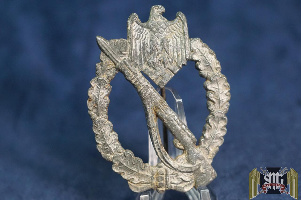 Infantry Assault badge in silver by Deumer