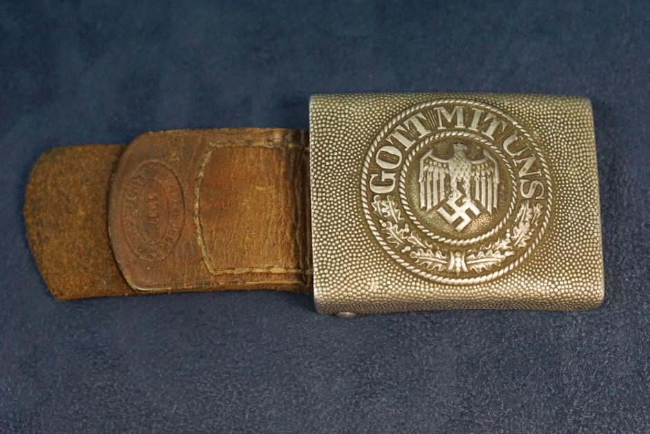 Tabbed Heer Buckle in Aluminum by Hueck
