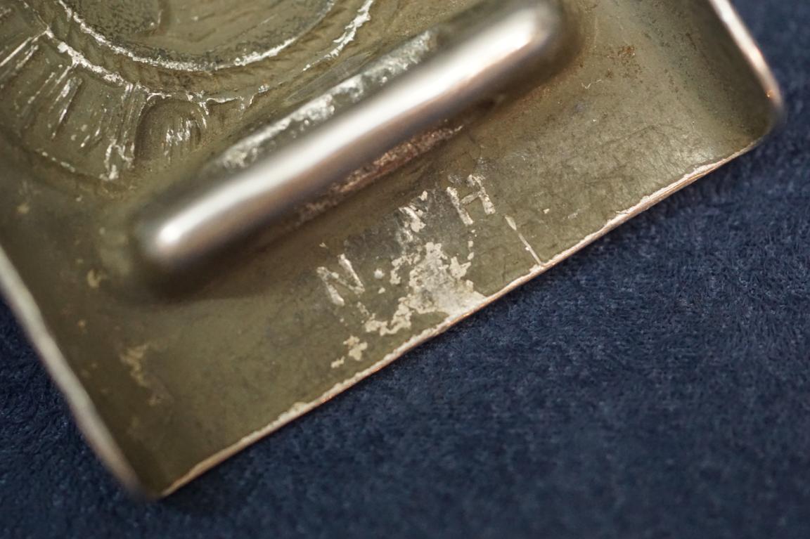 Tabbed Heer Buckle in Aluminum by Hueck