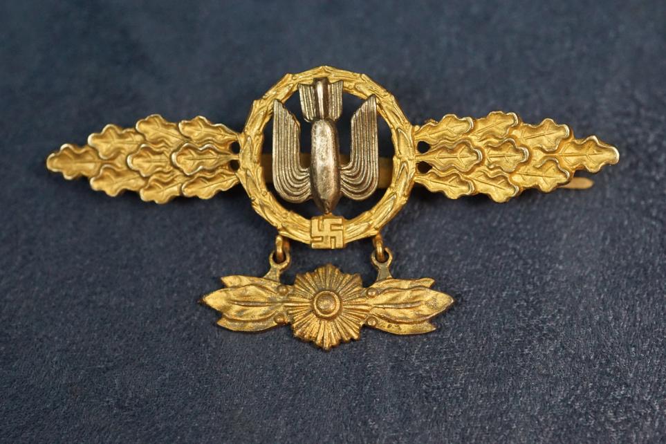 Bomber Clasp in Gold with Mission Pennant
