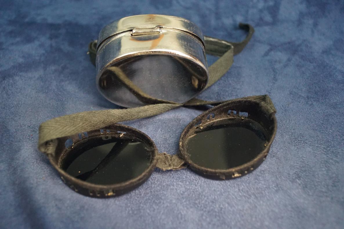 ww2 German Alpine goggles w/ case
