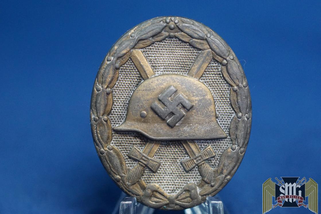 WW2 Gold wound badge by Hauptmünzamt Marked 30