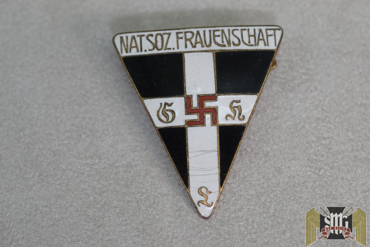 Frauenschaft badge 40x44mm