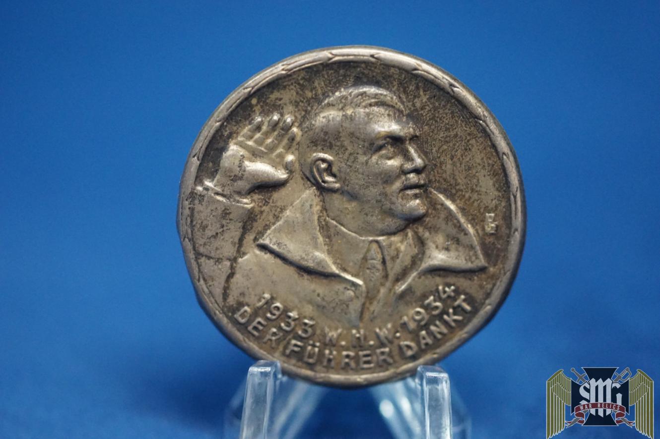 1933 WHW 1934 Der Fuhrer Dankt badge