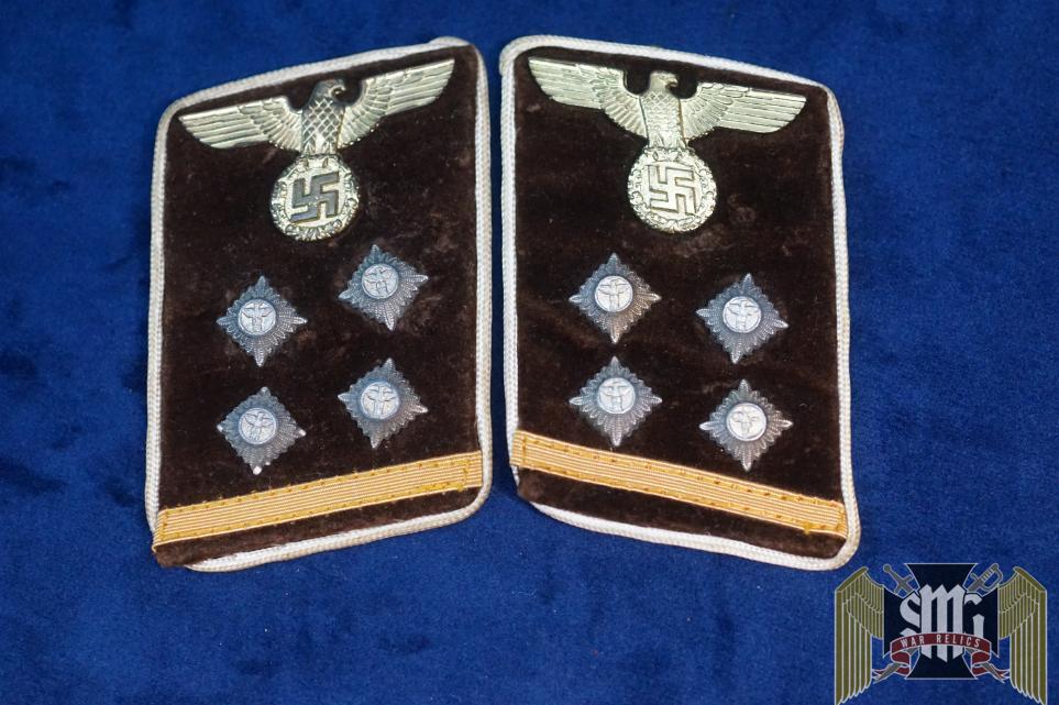 Ober GemeinschaftsLeiter Kreis Level Collar tabs