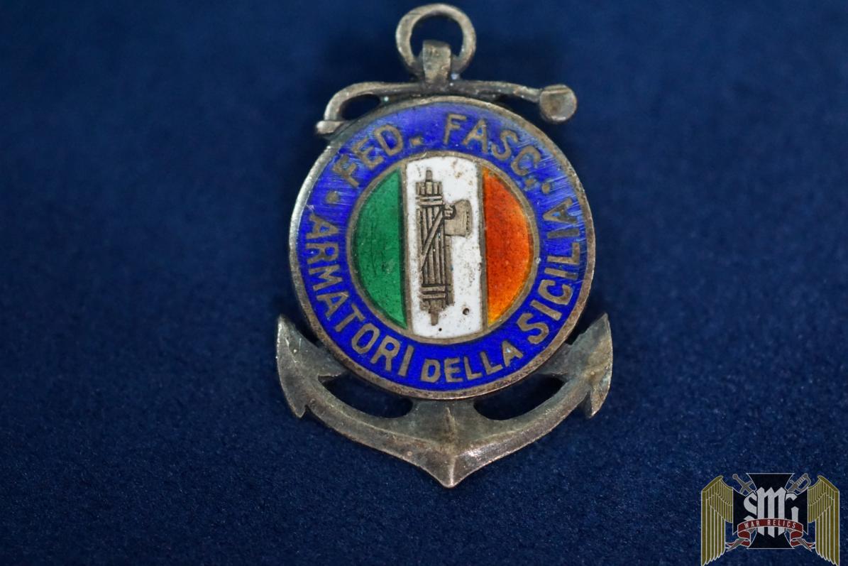 fascist armatori della Sicilia pin Damaged
